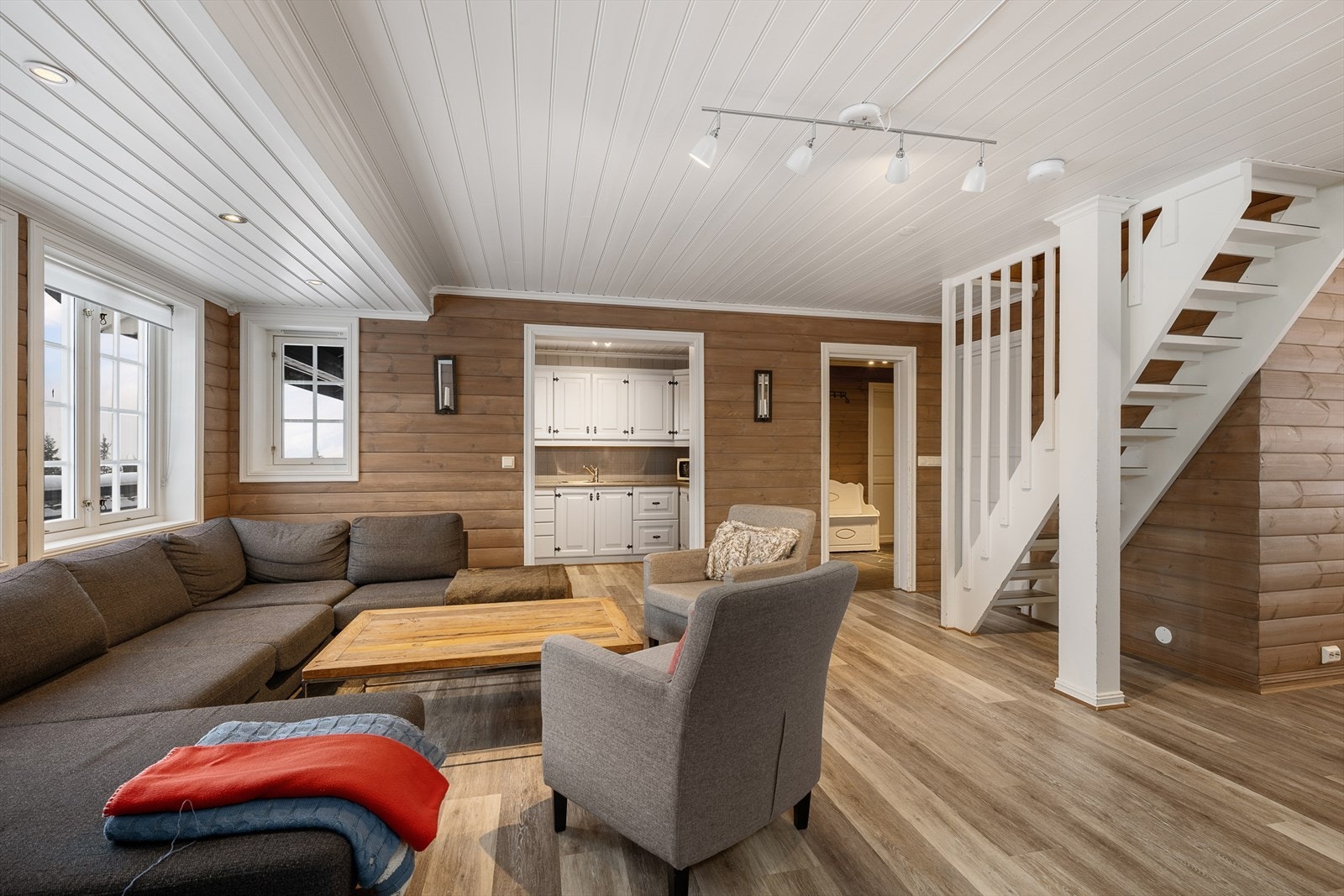 Den åpne løsningen mellom stue og kjøkken skaper et sosialt og inkluderende allrom. Galleribilde