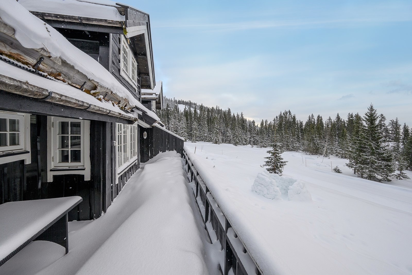Her er det god plass til utemøbler, grill og avslapning i hytteveggen. Galleribilde