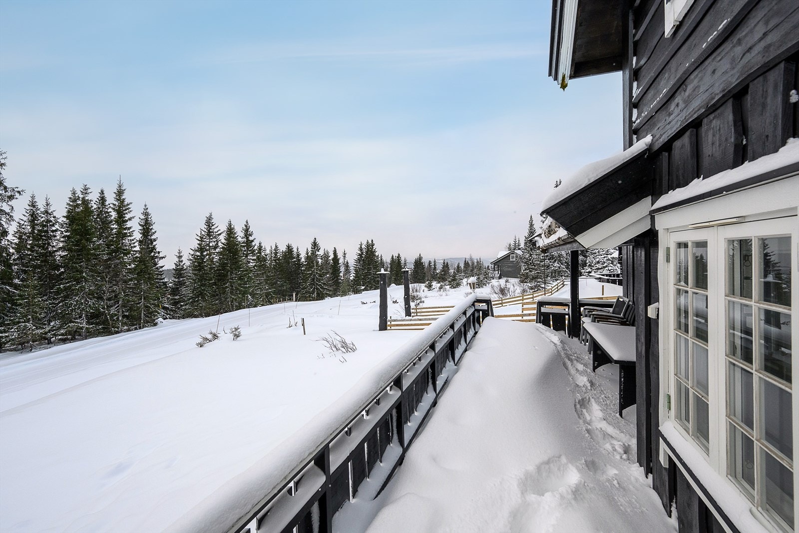 Den store terrassen strekker seg langs hyttas fasade og gir rikelig med uteplass. Galleribilde