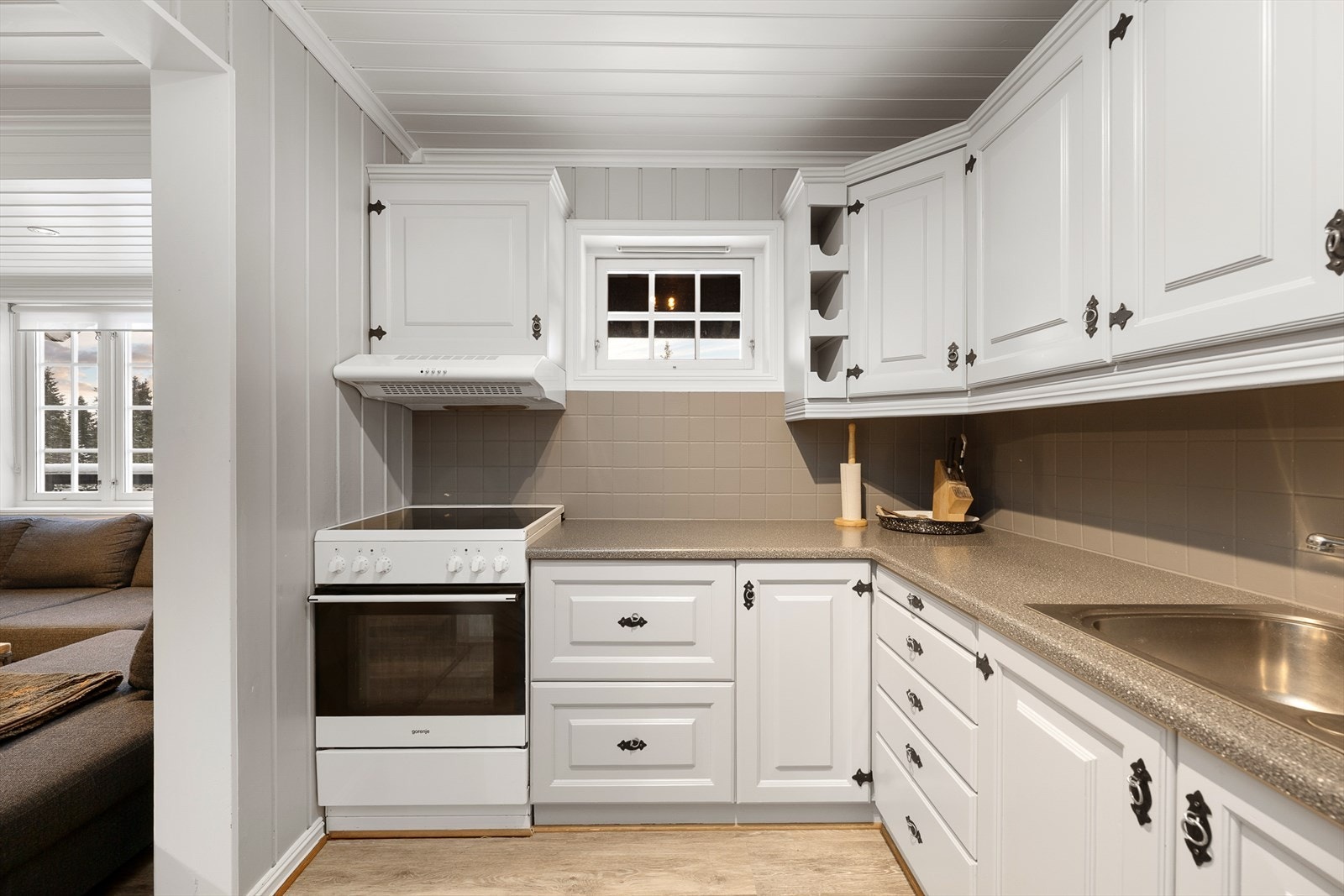 Kjøkkenet er utstyrt med frittstående hvitevarer og har en åpen forbindelse til stuen. Galleribilde