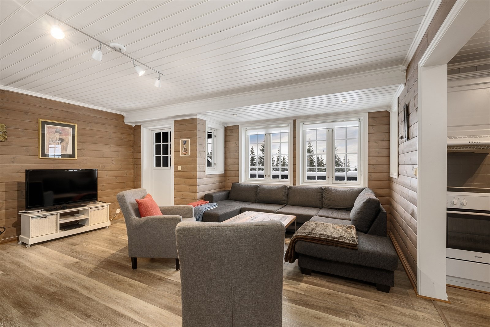 Gjennomgående trepanel på veggene og hvite tak. Galleribilde