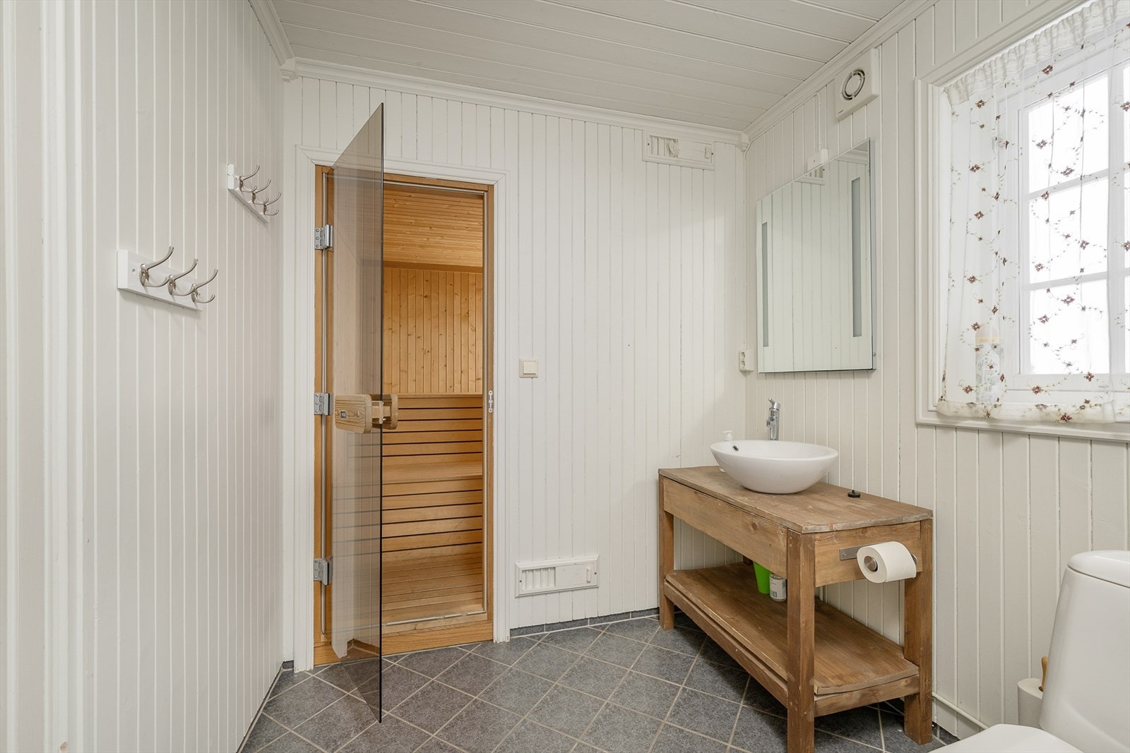 I tilknytning til badet finner du en egen badstue - perfekt for kalde vinterdager. Galleribilde