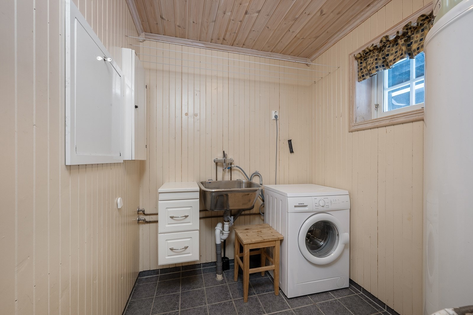 Eget vaskerom med opplegg for vaskemaskin, utslagsvask og varmtvannsbereder. Galleribilde