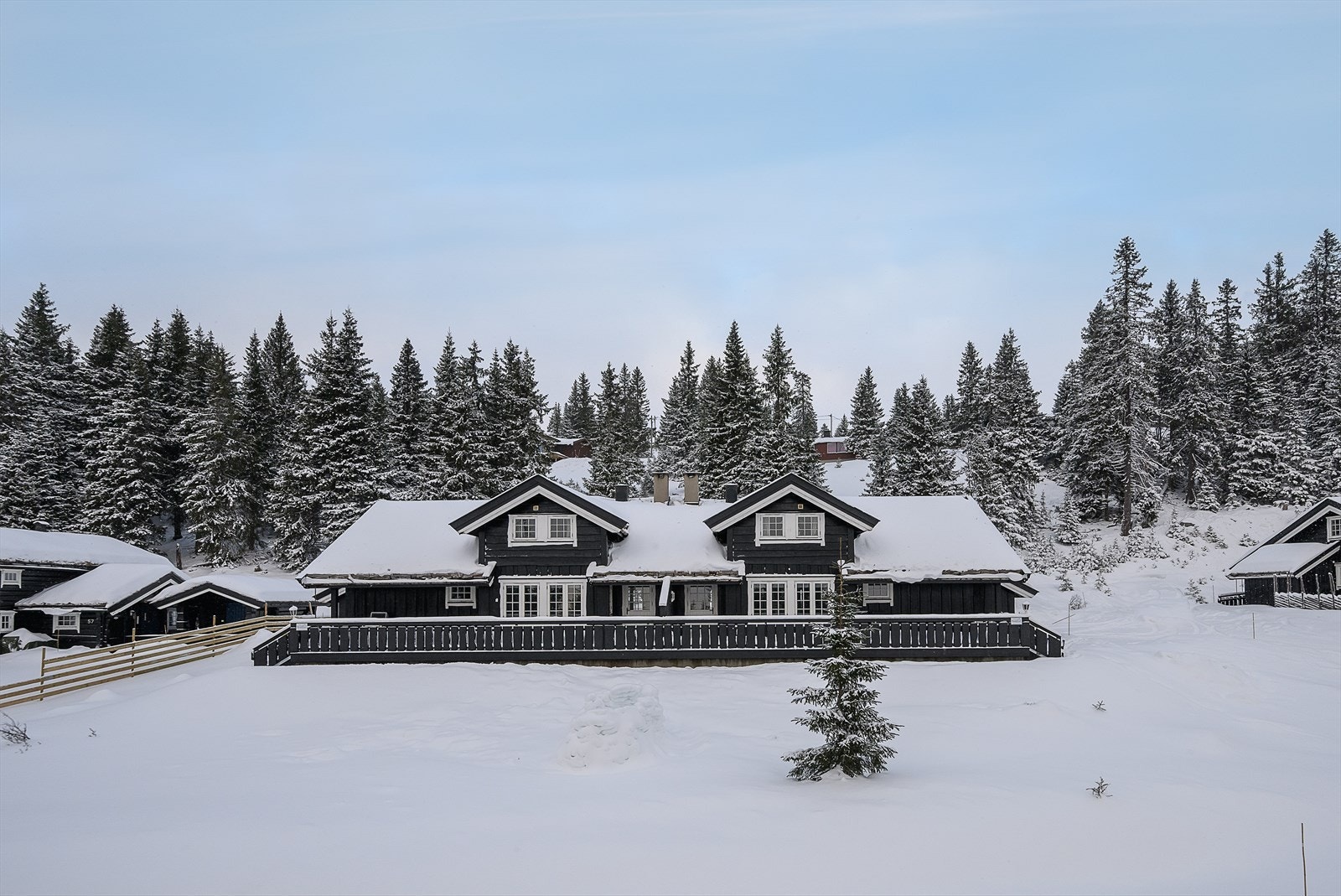 Hytta ligger usjenert til på 823 meters høyde, omkranset av fjellskog. Galleribilde