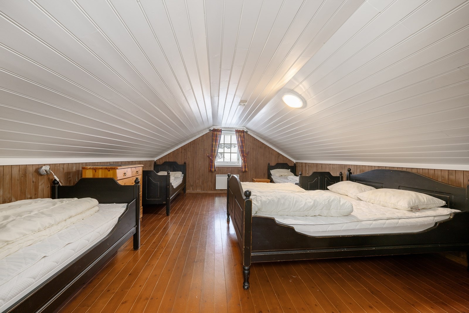 Et meget stort soverom med plass til flere senger, ideelt for barn eller gjester. Galleribilde