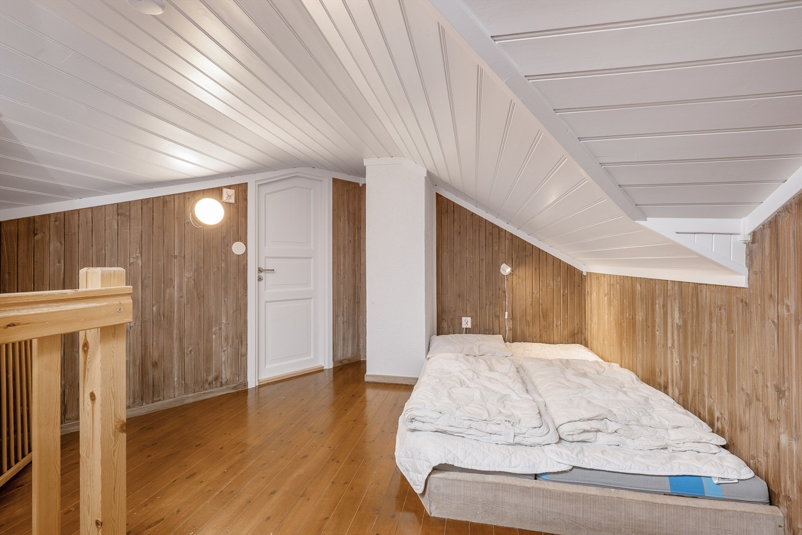 Loftstuen gir ekstra plass og kan fungere som en ekstra soveplass eller TV-stue. Galleribilde