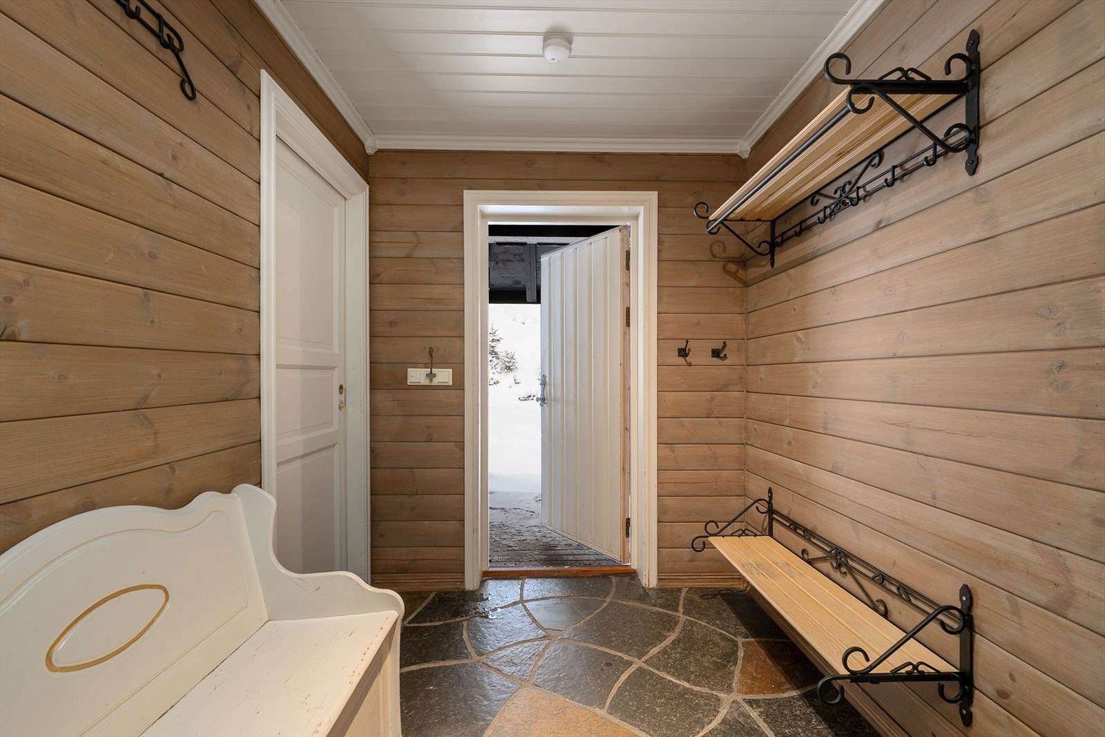 Romslig entré med skifer på gulvet og god plass til yttertøy. Galleribilde