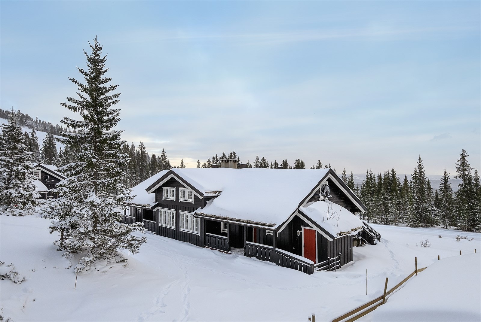 En romslig og tradisjonsrik hytte med stor terrasse og flott beliggenhet i Natrudstilen v/Sjusjøen. Galleribilde