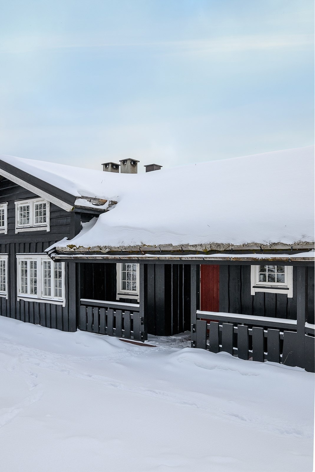 Overbygget inngangsparti som gir ly for vær og vind. Galleribilde