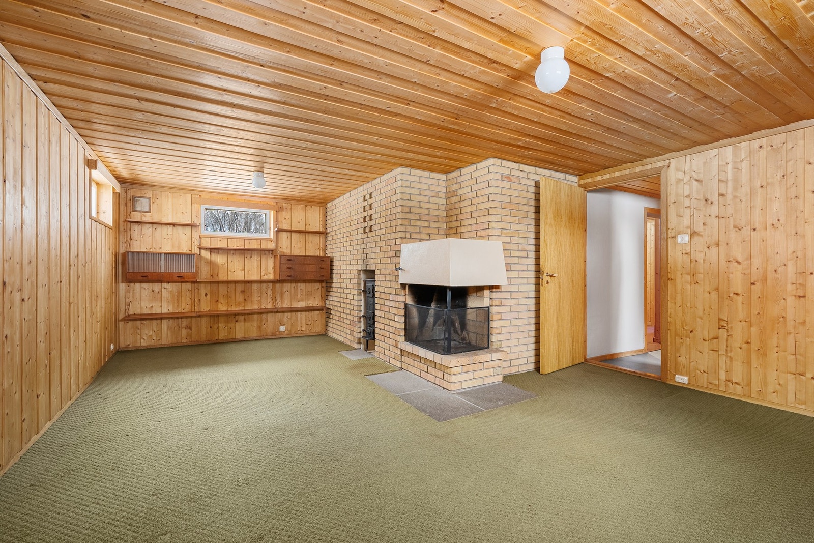 Del av innredet hobbyrom i kjellerstuen - har vært brukt som kjellerstue (ikke omsøkt til det) Galleribilde