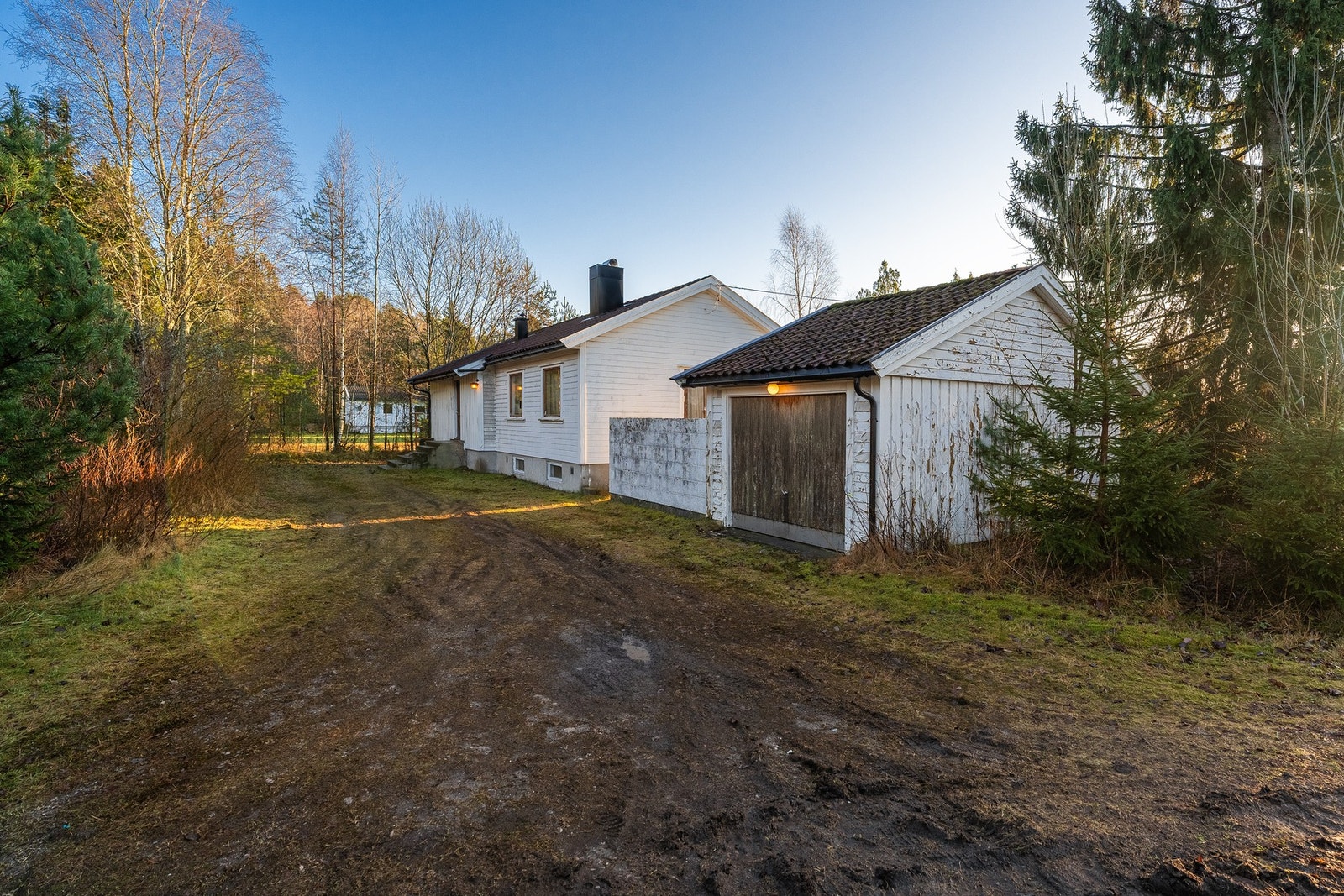 Bilde fra garasjen og inngangspartiet til huset Galleribilde