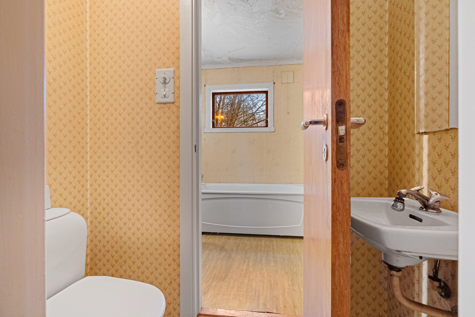 Fra toalettrom 1.etg med bad innenfor Galleribilde