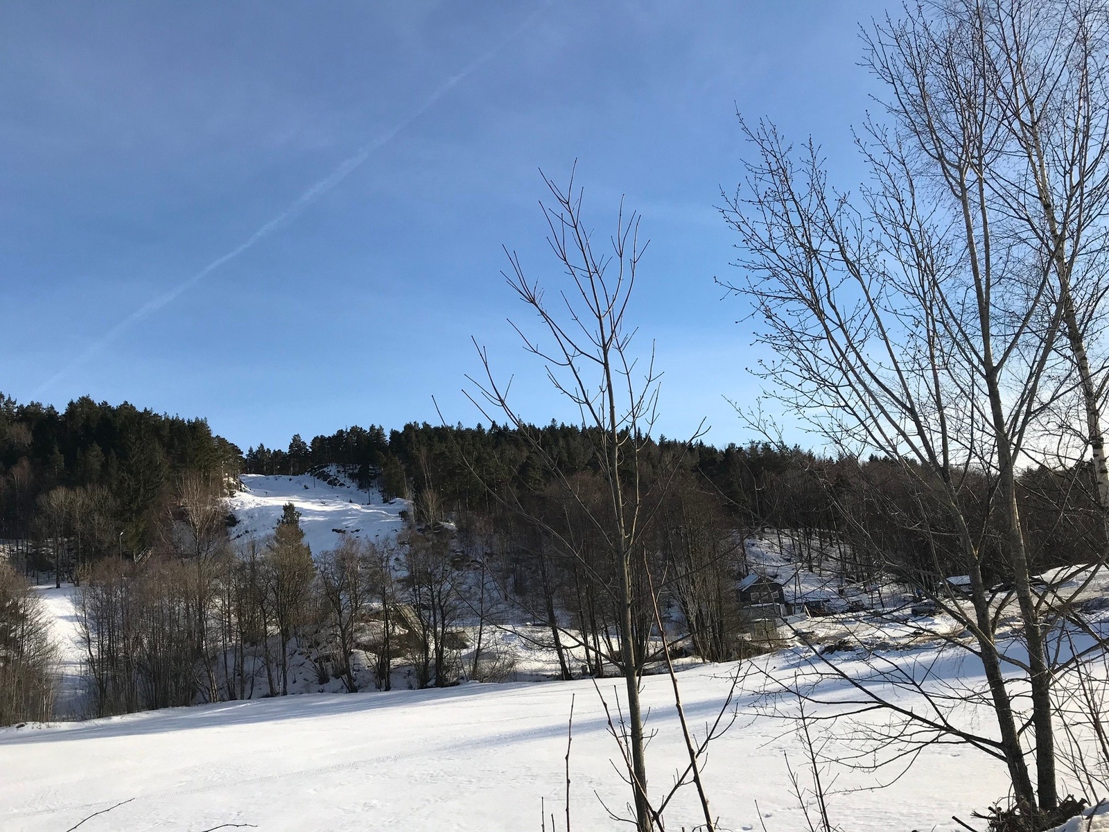 Det er en kort kjøretur til alpinbakken på Tveit - hvor det er sykkelløyper på vår/sommer/høst. Galleribilde