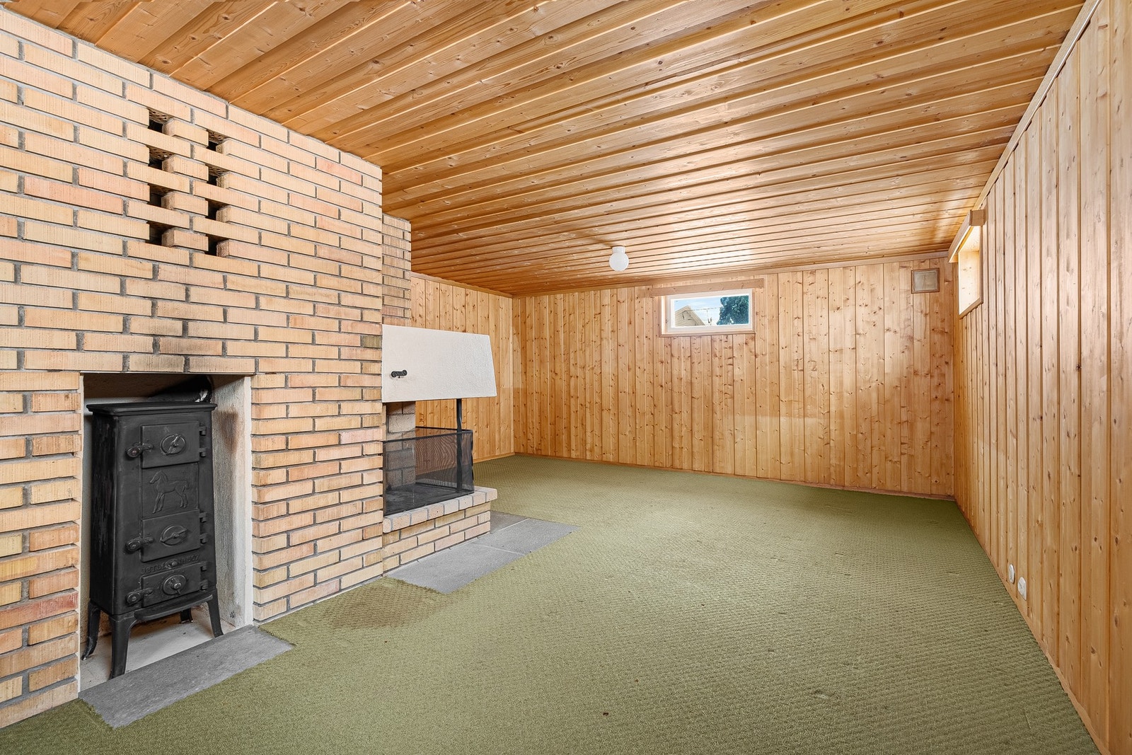 Del av innredet hobbyrom i kjelleretasjen - har vært brukt som kjellerstue (ikke omsøkt til det) Galleribilde