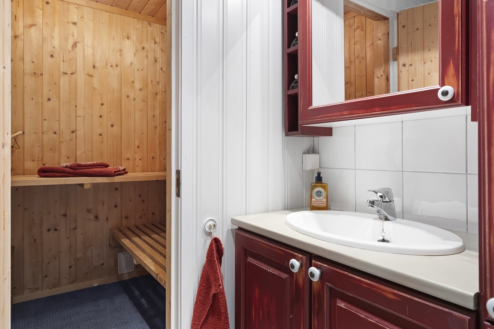 Badet i underetasjen er praktisk og funksjonelt, og gir en ekstra bekvemmelighet i hverdagen, fint å ha når man bruker underetasjen som egen sone, eller ved besøk og sammenkomster. Galleribilde