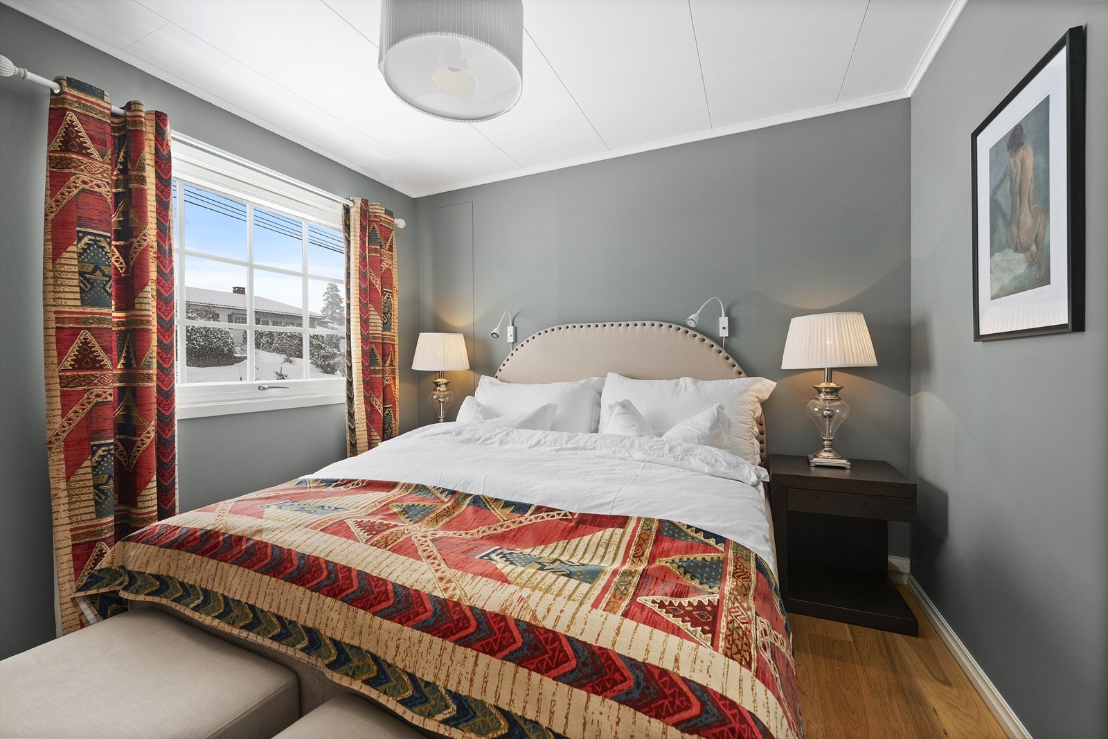 Lyst og innbydende soverom med slette vegger i lyse farger, og god plass til dobbeltseng med nattbord. Galleribilde
