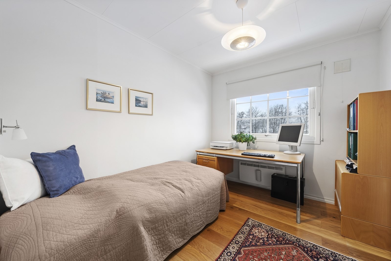 Hovedetasjens 2. soverom er lyst og trivelig med slette vegger og rikelig med naturlig lys. Her er det god plass til seng med nattbord, og eventuelt skrivebord, i tillegg til praktisk skyvedørsgarderobe som gir gode oppbevaringsmuligheter. Galleribilde
