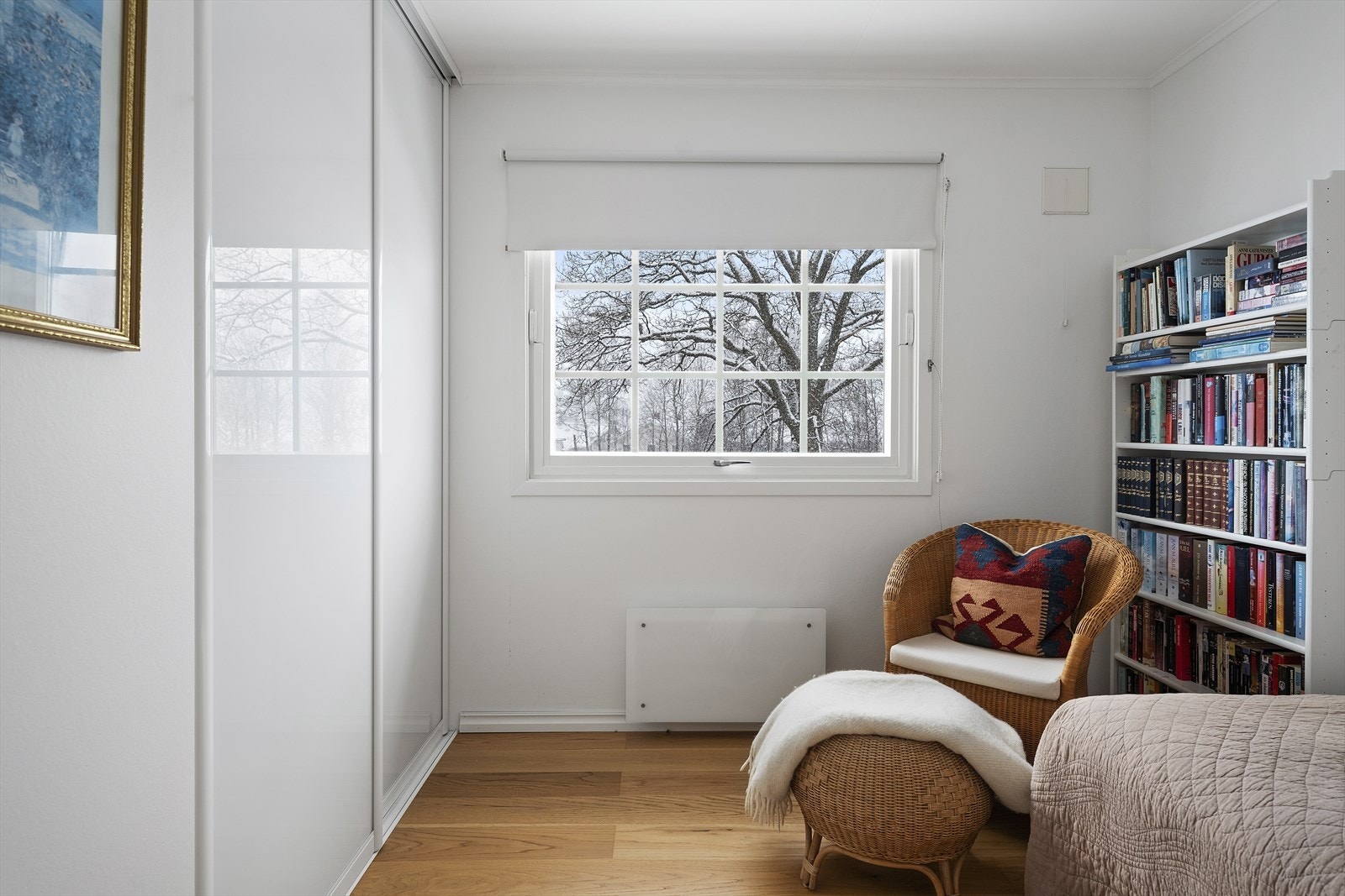 Soverom 3 ligger vegg i vegg med soverom 2, og har samme lyse og trivelige uttrykk med slette vegger og godt med naturlig lys. Rommet har fin plass til seng med nattbord, og kan også enkelt innredes med skrivebord eller ekstra oppbevaring. Galleribilde