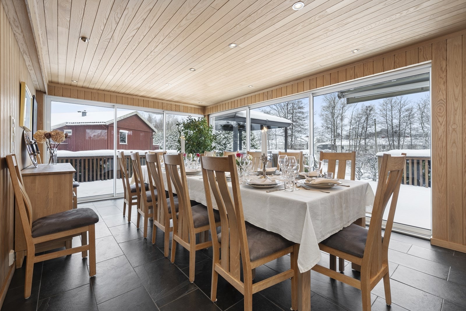 Spisestue i eget rom i underetasjen, som passer svært godt til sammenkomster og selskap. Her er det god plass til langbord og sosialt samvær, og rommet gir en fin ramme for hyggelige middager og feiringer. Galleribilde