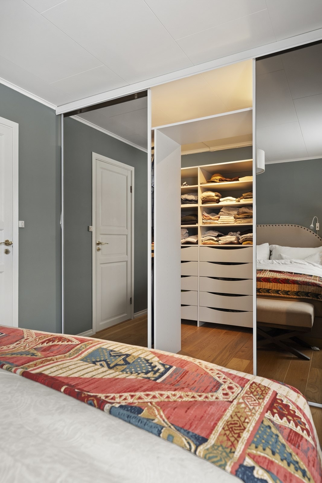 Fra soverommet er det direkte adkomst til praktisk walk-in garderobe Galleribilde