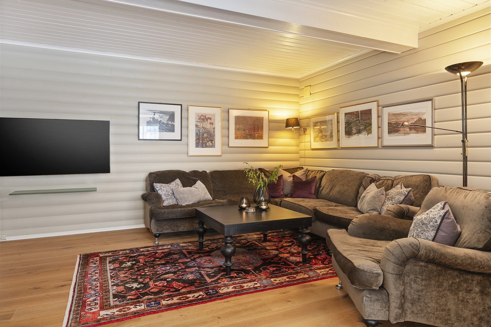 Kjellerstuen har lyse, panelte vegger som gir rommet et lunt og hyggelig uttrykk. Galleribilde