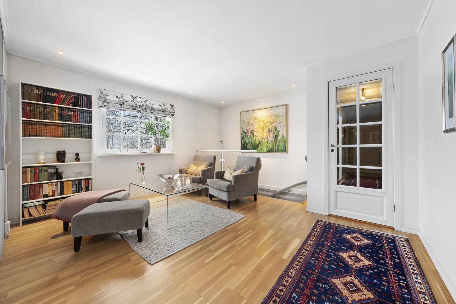 Fra stuen er det adkomst til boligens soveromsavdeling. Galleribilde