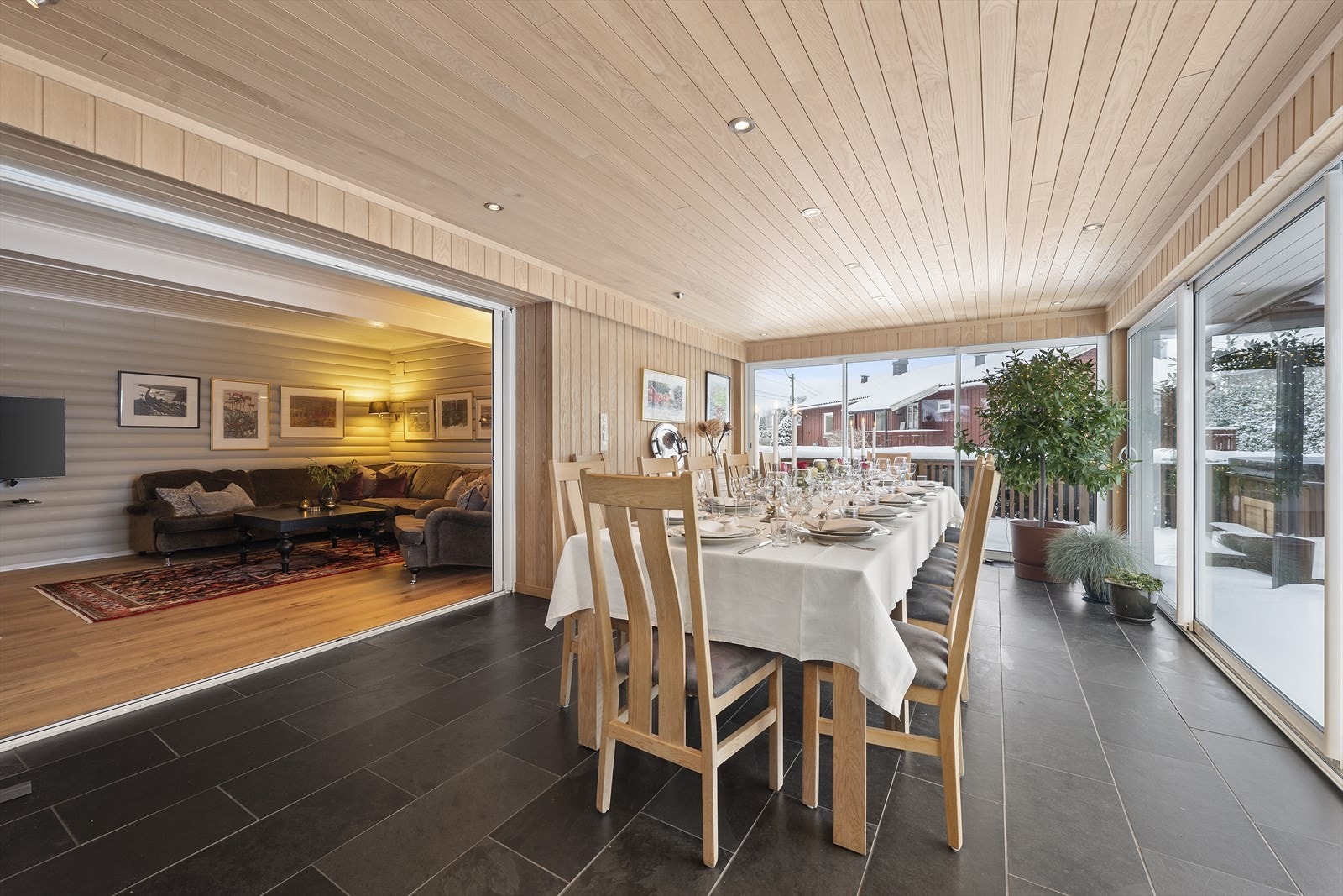 Fra spisestuen er det direkte adkomst til terrassen, et herlig uteområde som forlenger oppholdsrommet og gir gode muligheter for hyggelige dager ute. Galleribilde