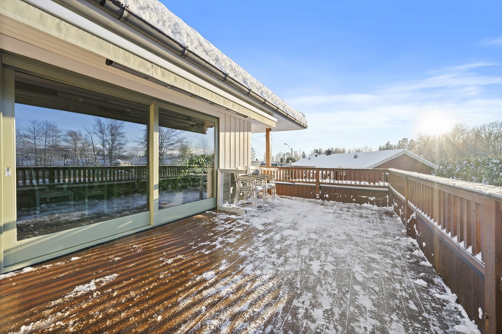 Terrassene er romslige og byr på flere møbleringsmuligheter, med god plass til både spisegruppe, loungemøbler og grill, ideelt for å nyte lange sommerkvelder. Galleribilde