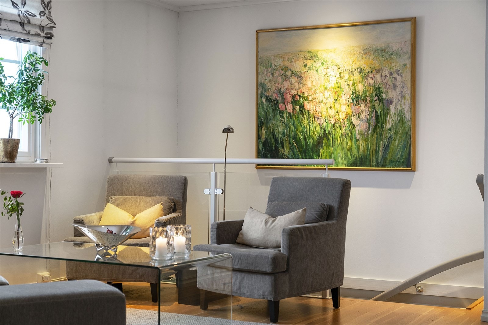 Fra stuen går trappen ned til underetasjen, som gir boligen ekstra plass og en praktisk rominndeling med fleksible bruksområder. Galleribilde