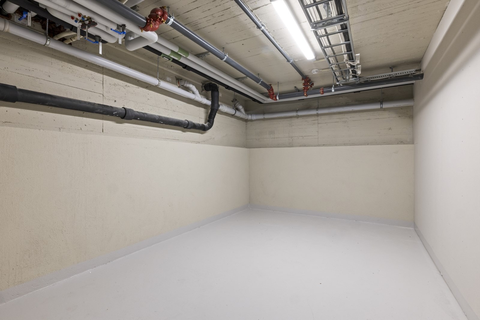 Romslig bod på 13 kvm er seksjonert som tilleggsareal. Boden er også sprinklet Galleribilde