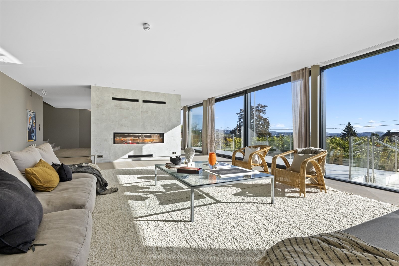 Hele 17 meter med vinduer mot byen. Vinduene/skyvedørene på 2,6 meter er levert med herdet glass (ESG) innvendig og utvendig Galleribilde