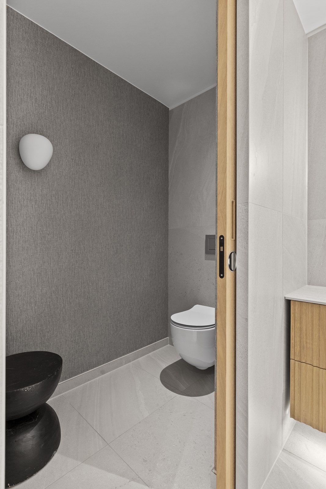 Toalettet er installert med luktavsug. Samme gjelder for gjeste wc Galleribilde