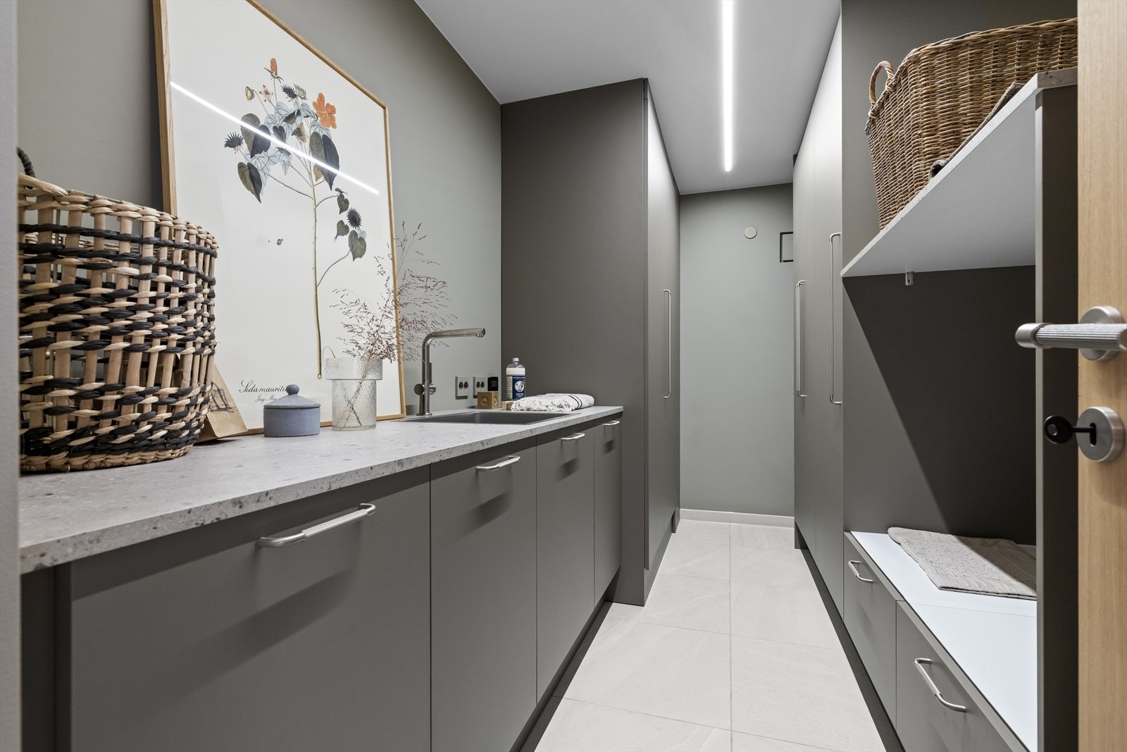 Eget vaskerom med opplegg og plass for både vaskemaskin og tørketrommel. Eget balansert ventilasjonsaggregat for denne leiligheten Galleribilde