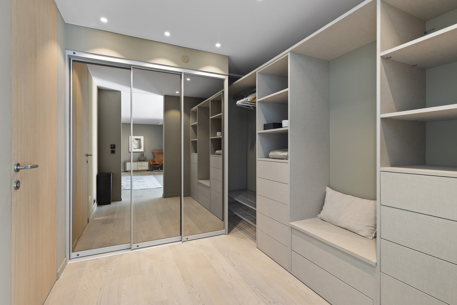 I tilknytning til entré har man romslig garderobe med gjeste wc. Toalettet er installert med luktavsug Galleribilde