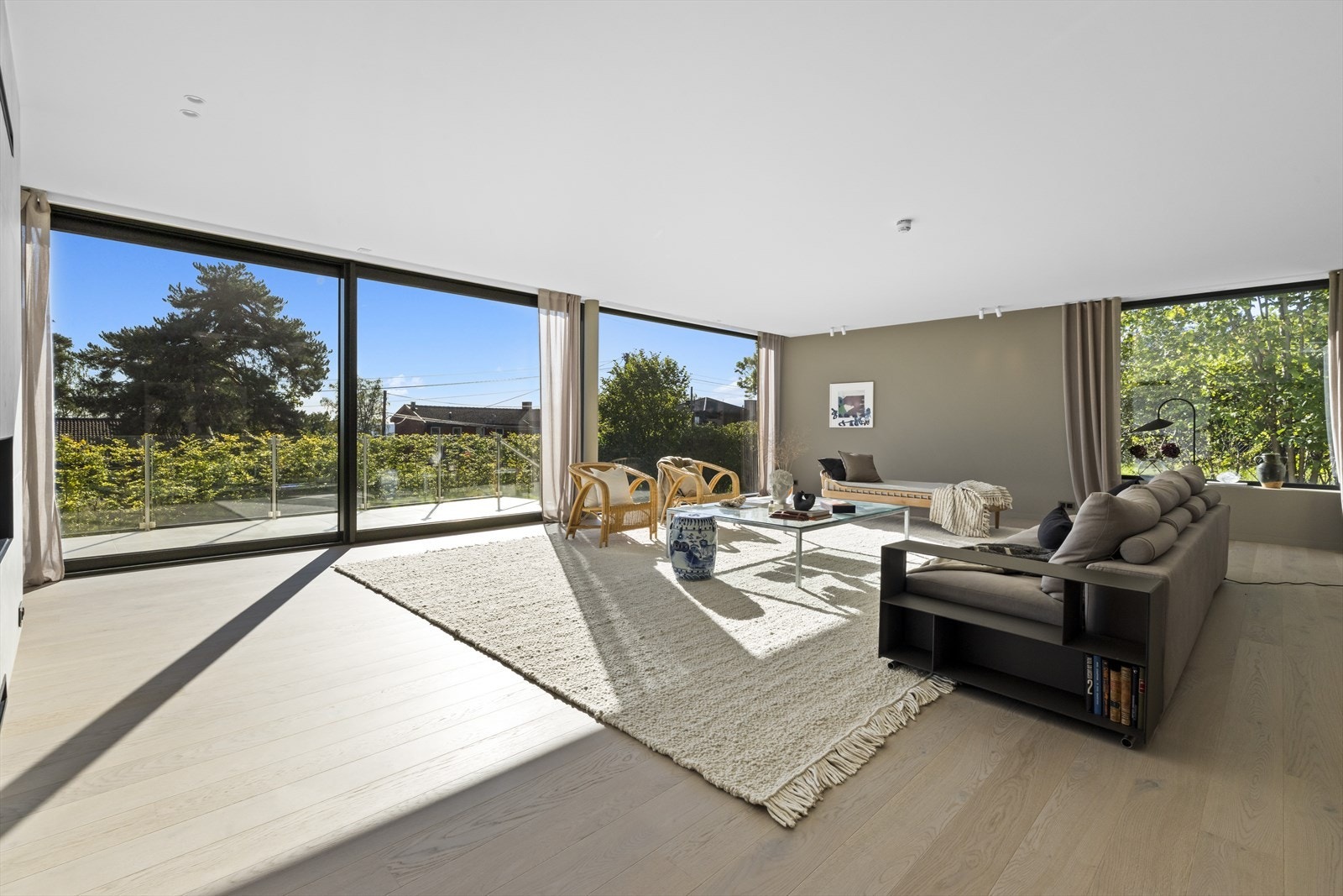 Panoramavinduene har utvendig automatiserte screens som demper sollyset, samtidig som man kan nyte utsynet Galleribilde