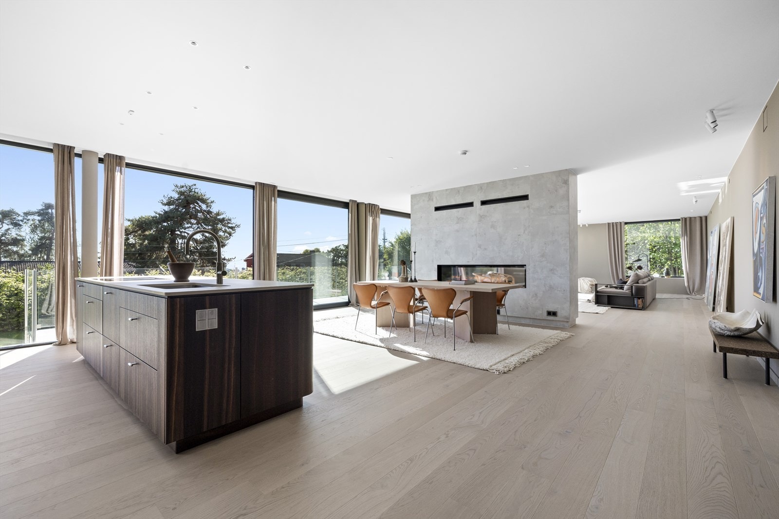 Tung, massiv konstruksjon som gir en sjelden ro. Gulvbåren varme (jordvarmeanlegg). Skjult sprinkling. Eget ventilasjonsaggregat. OSB bak alle vegger Galleribilde