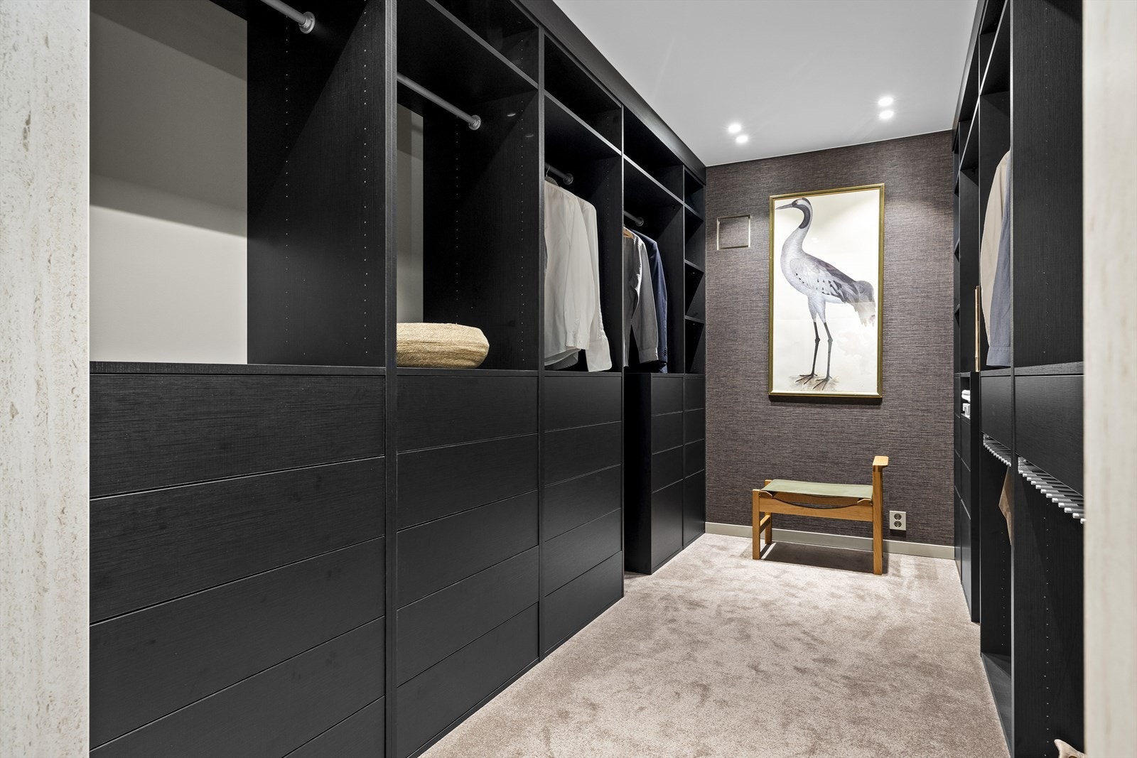 "his and hers" garderobe. I tillegg til masteravdeling er det to gjestesoverom/barnerom med tilhørende hvert sitt bad/wc Galleribilde