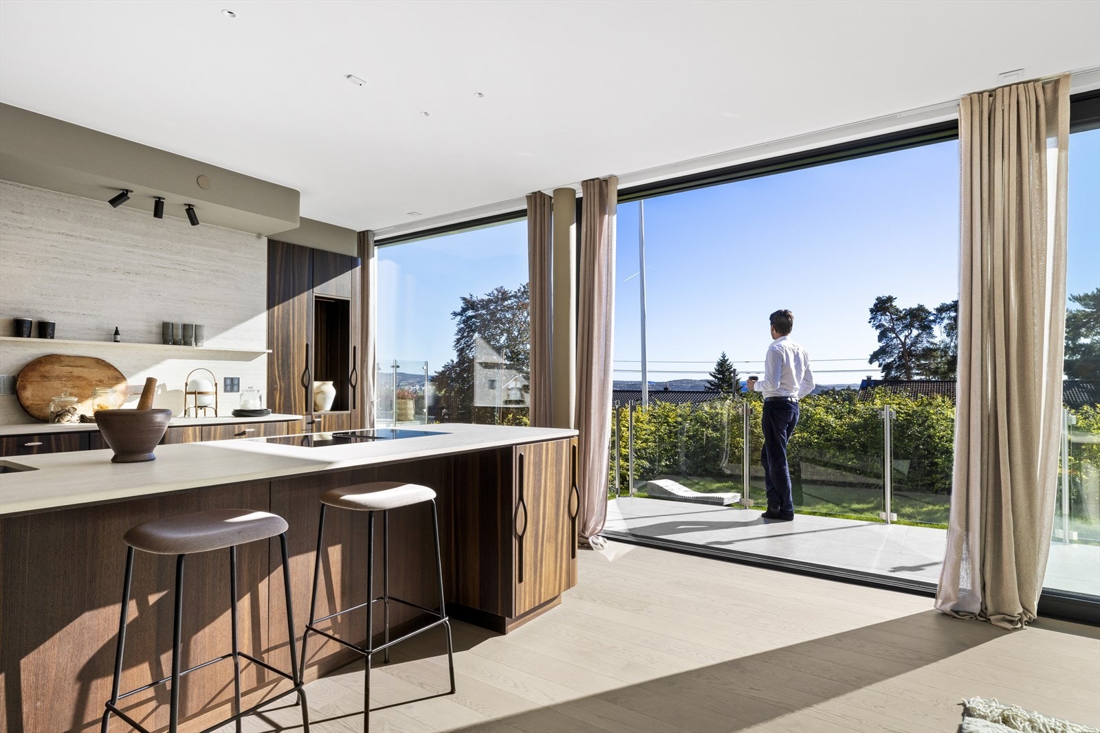 Byutsikt mot sydøst og noe fjordutsikt. Legg merke til vinduene fra gulv til tak på 2,6 meter. Vindusrekken er hele 17 meter lang Galleribilde