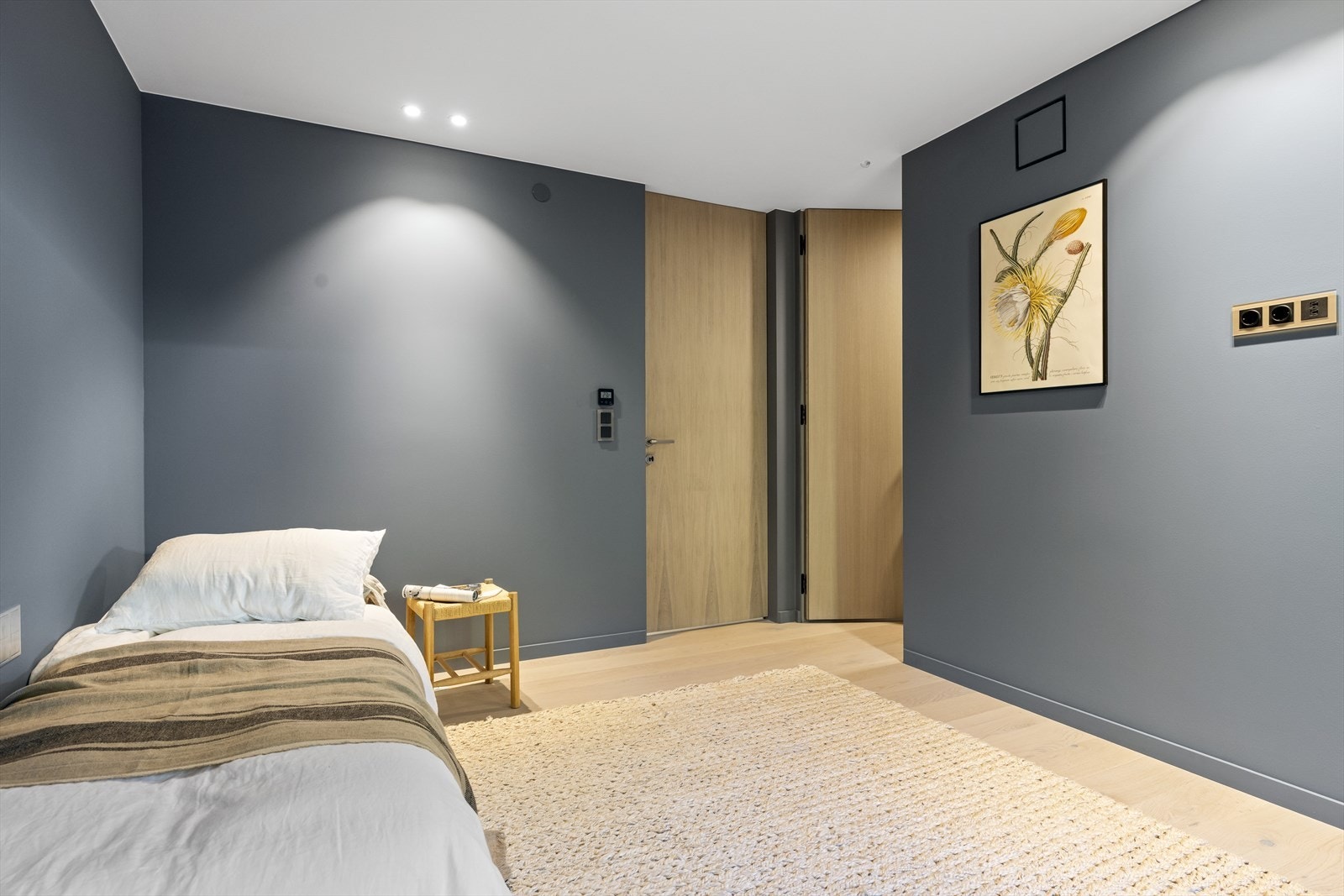 Gjestesoverom/barnerom nr 1 med tilhørende bad/wc. Egen innvendig bod/garderobe på cirka 3,3 kvm Galleribilde