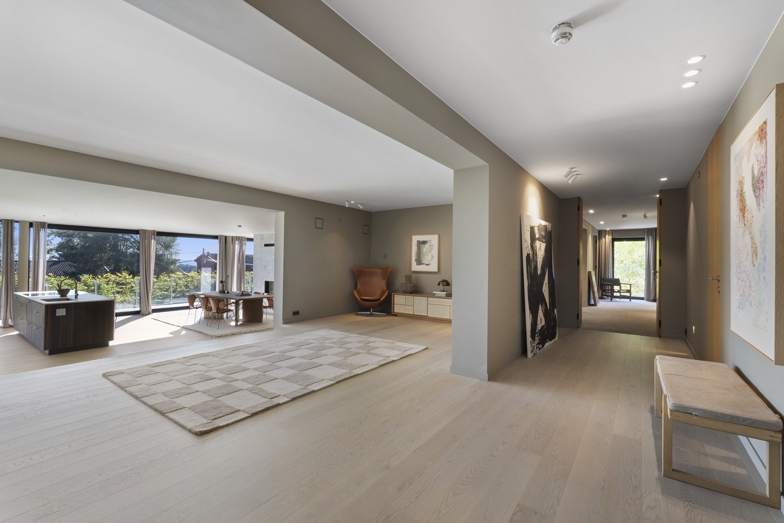 Takhøye eikedører, gjennomgående stor takhøyde, floor to ceiling vinduer mot utsikten, og snekkerbygd garderobeinnredning Galleribilde