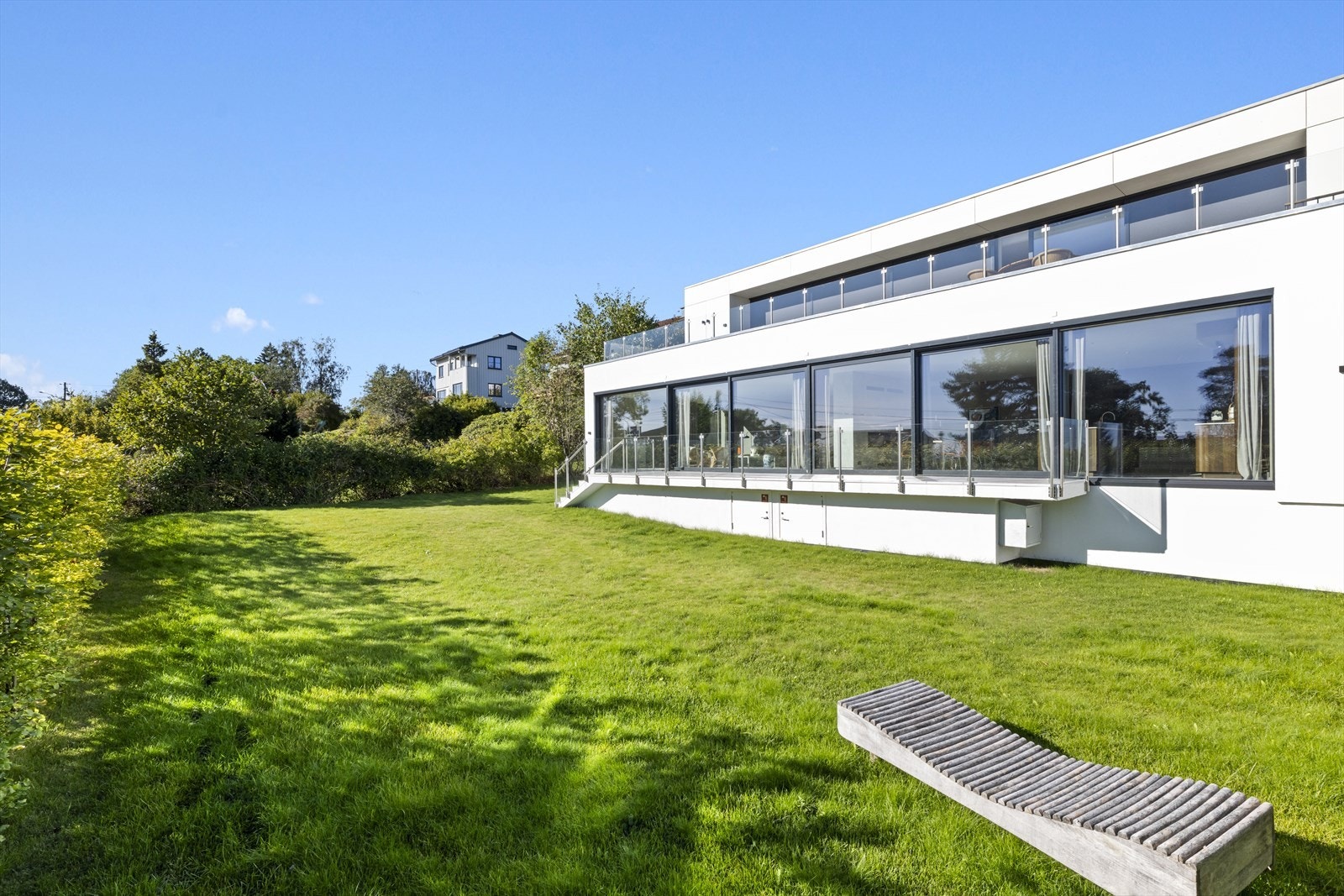 Høyt og fritt med utsikt over Oslo ligger Villa Tandberg med 4 lekre villaleiligheter. Tre av leilighetene er solgt og en siste (hele vindusfasaden nede i bildet) er innflyttingsklar Galleribilde