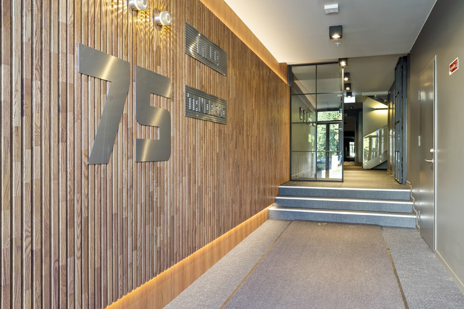 Felles inngangsparti i eksklusiv utførelse med spilevegger, glassdører og moderne belysning. Hentydningen til Tandbergs radiodesign er ikke tilfeldig Galleribilde