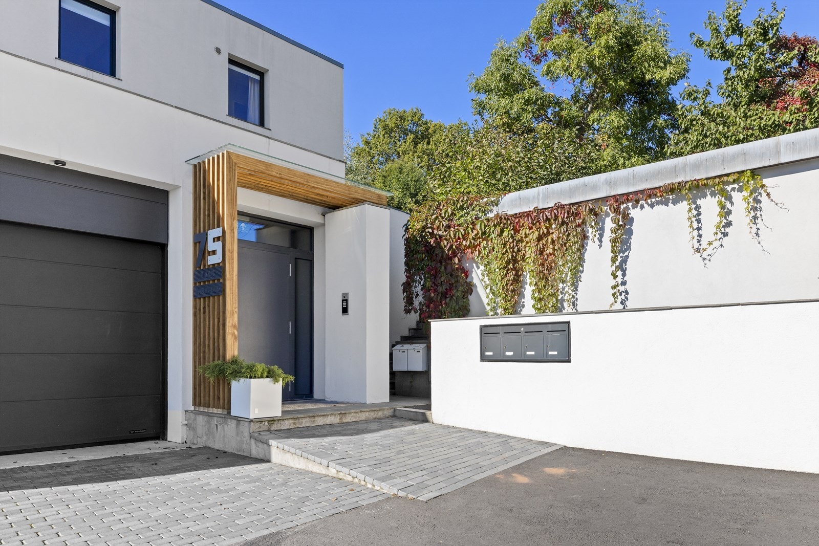 Innbydende hovedinngang fra Krokusveien. To garasjeplasser med lader for el-bil i lukket oppvarmet garasjeanlegg Galleribilde