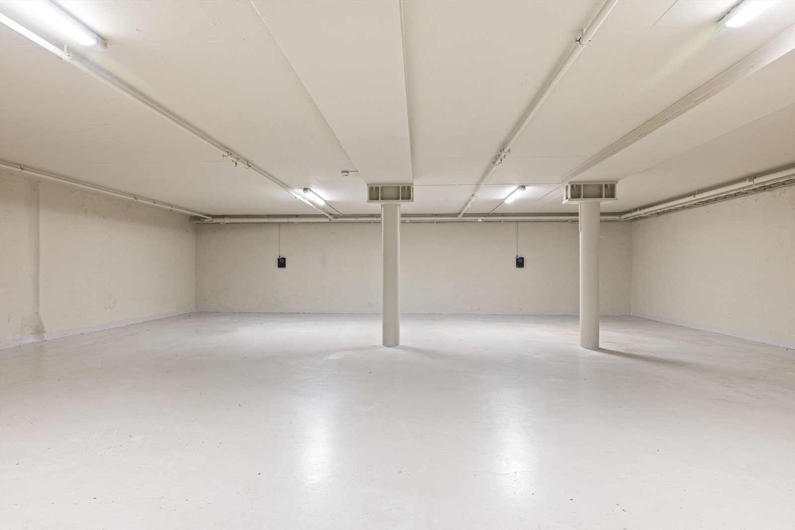 To garasjeplasser er seksjonert som tilleggsareal (begge plasser til høyre i bildet). Lader for el-bil. Lukket oppvarmet garasjeanlegg Galleribilde