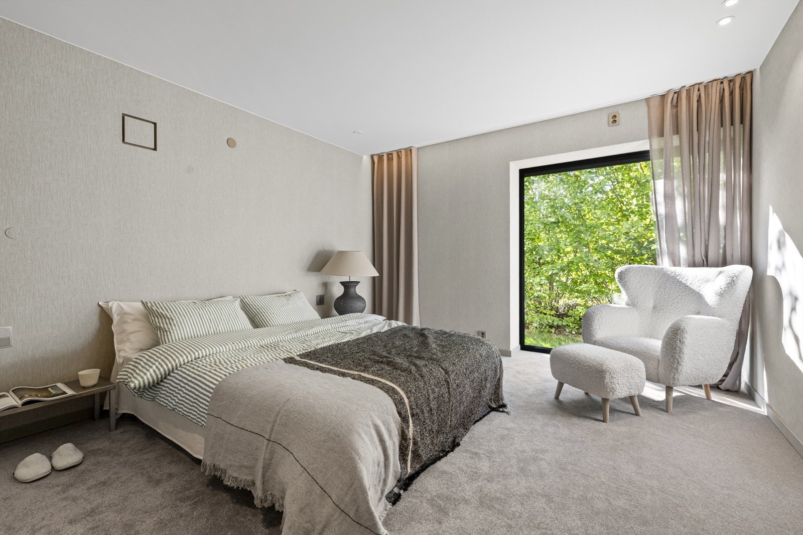 Masteravdelingen er på 75 kvm alene og har direkte utgang til hage Galleribilde