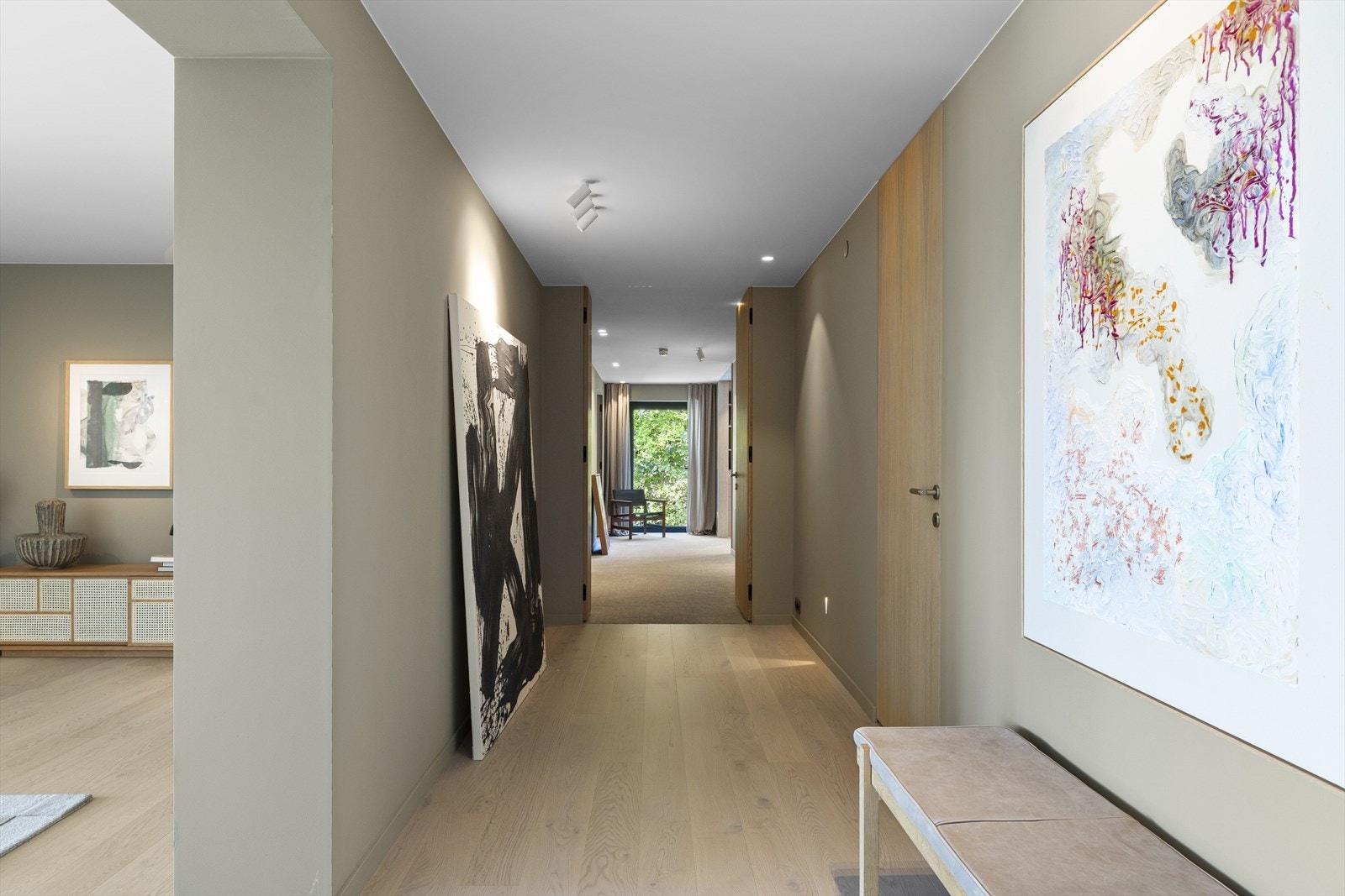 Bak dobbeltdøren er det stor masteravdeling på hele 75 kvm Galleribilde