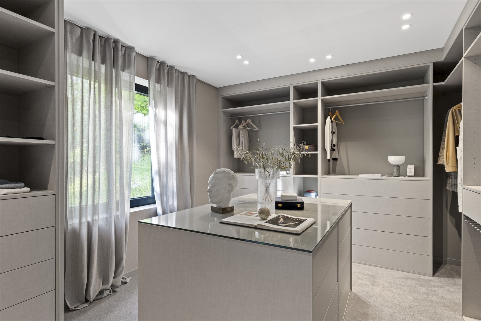 "his and hers" garderobe. I tillegg til masteravdeling er det to gjestesoverom/barnerom med tilhørende hvert sitt bad/wc Galleribilde