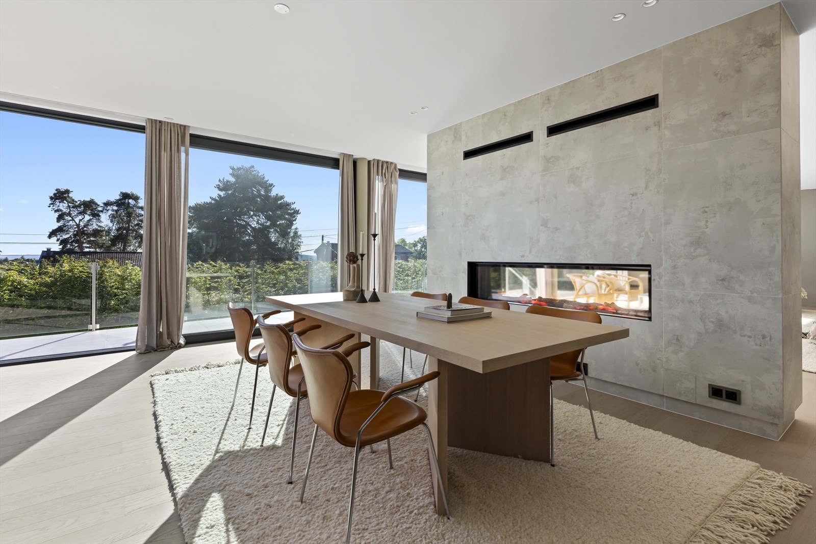 Gjennomgående gasspeis mellom stue og spisestue Galleribilde