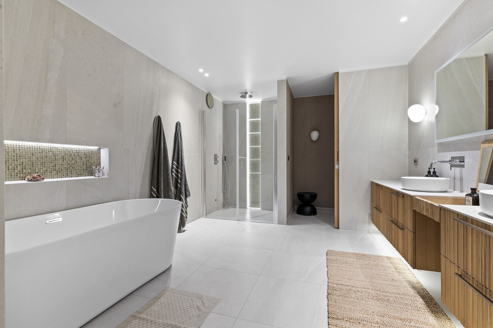 Hovedbad. I tillegg to gjestesoverom/barnerom med tilhørende hvert sitt bad/wc, samt gjeste wc Galleribilde