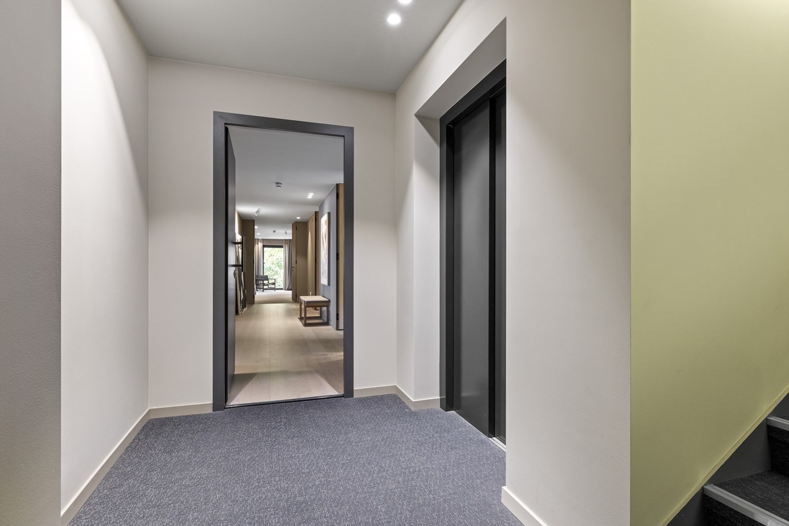 Heis rett utenfor inngangsdør. For ekstra brannsikkerhet leveres leiligheten med skjult sprinkleranlegg Galleribilde